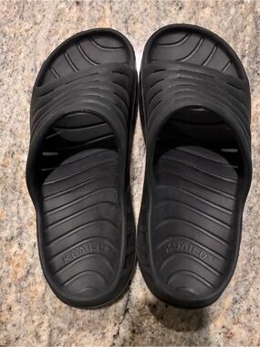 Never worn Men’s Kuailu Slides in black size 12